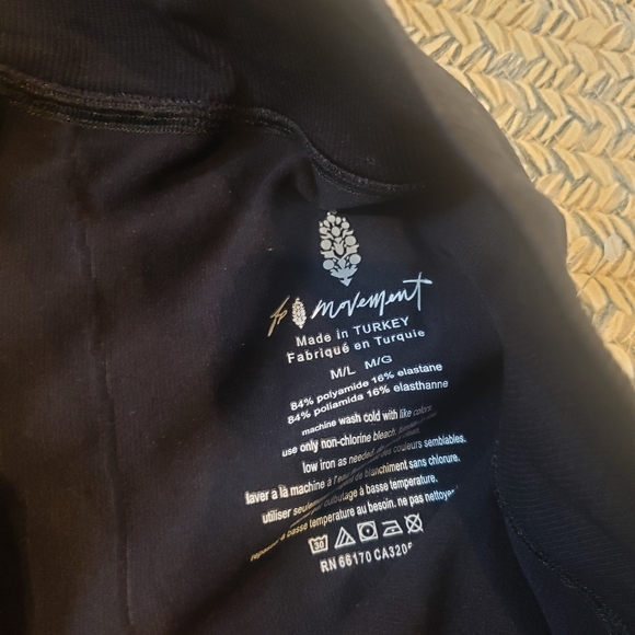 Free People movement seamless biker shorts. SIZE M/L - Picture 2 of 4